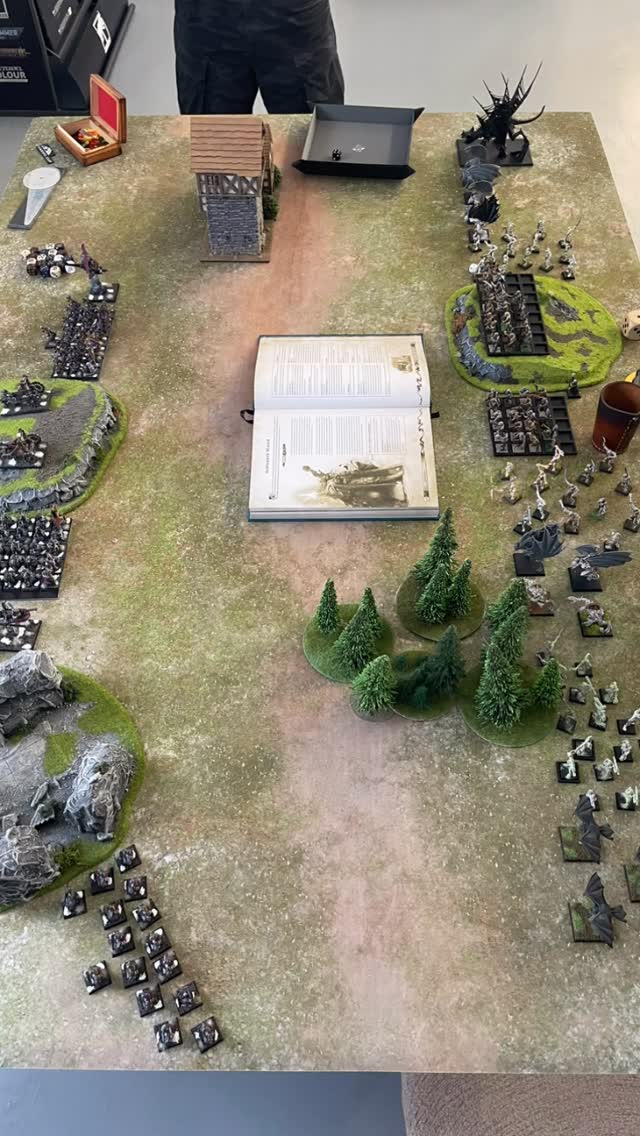 Große Tabletop-Schlacht auf einem Spieltisch im Laden