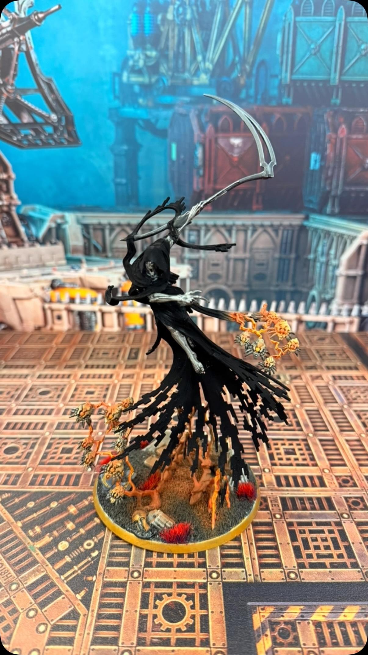 Schwarz bemalte Sensen-Miniatur mit Flammendetails