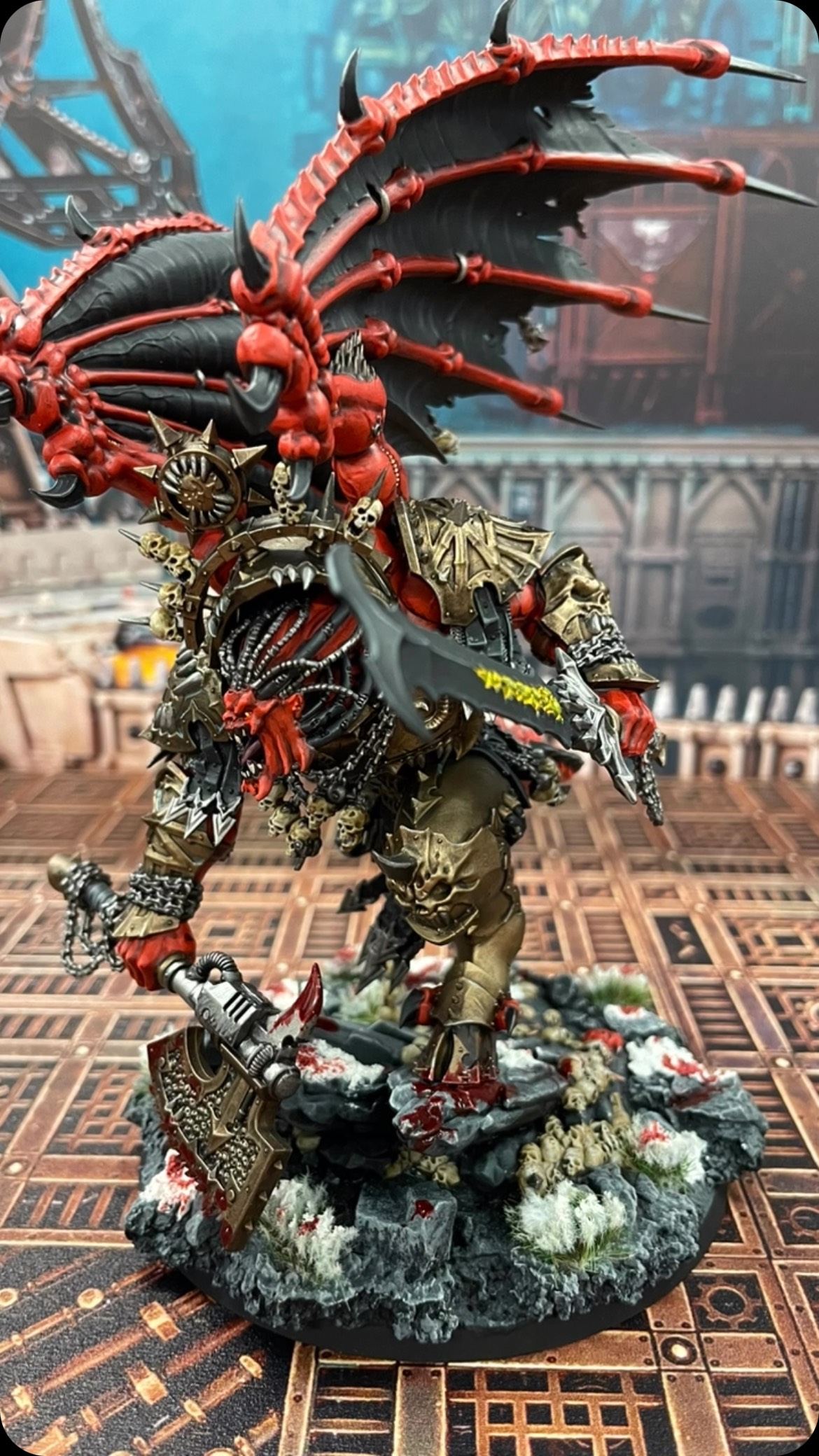 Rot und bronzefarben bemalte Fantasy-Miniatur