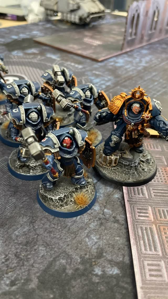Bemalte Miniaturen auf einer Spielplatte